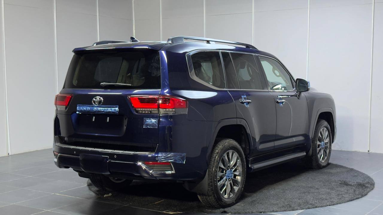 A picture of LAND CRUISER ZX 2025
