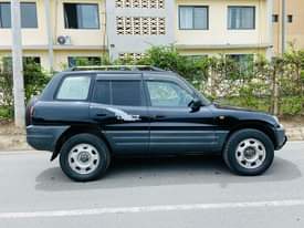 A picture of Rav4 old model