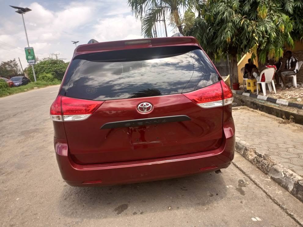 A picture of Toyota sienna Tokunbo new entry 2011 model
