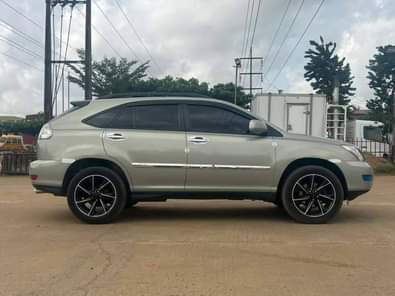 A picture of Lexus Rx330 for sale engine and gear is ok...Ac is
