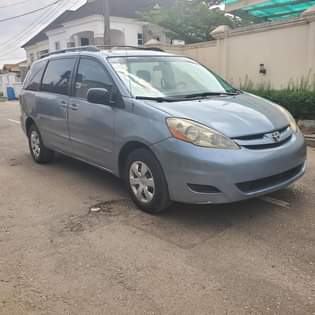 A picture of Toyota Sienna 2006