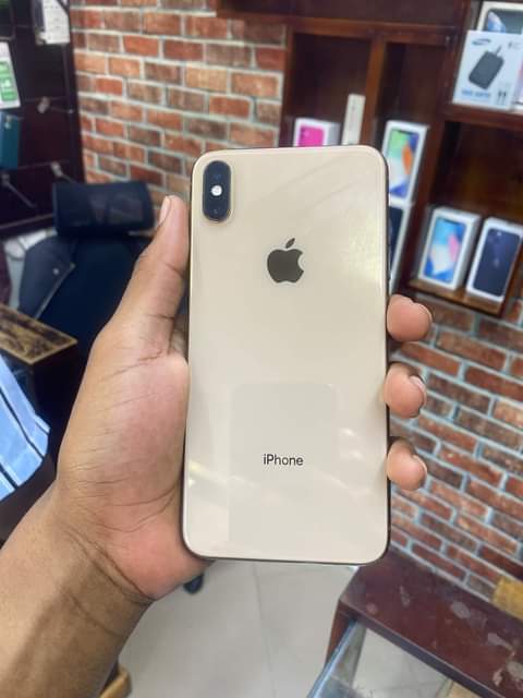 A picture of Xs max 64GB
