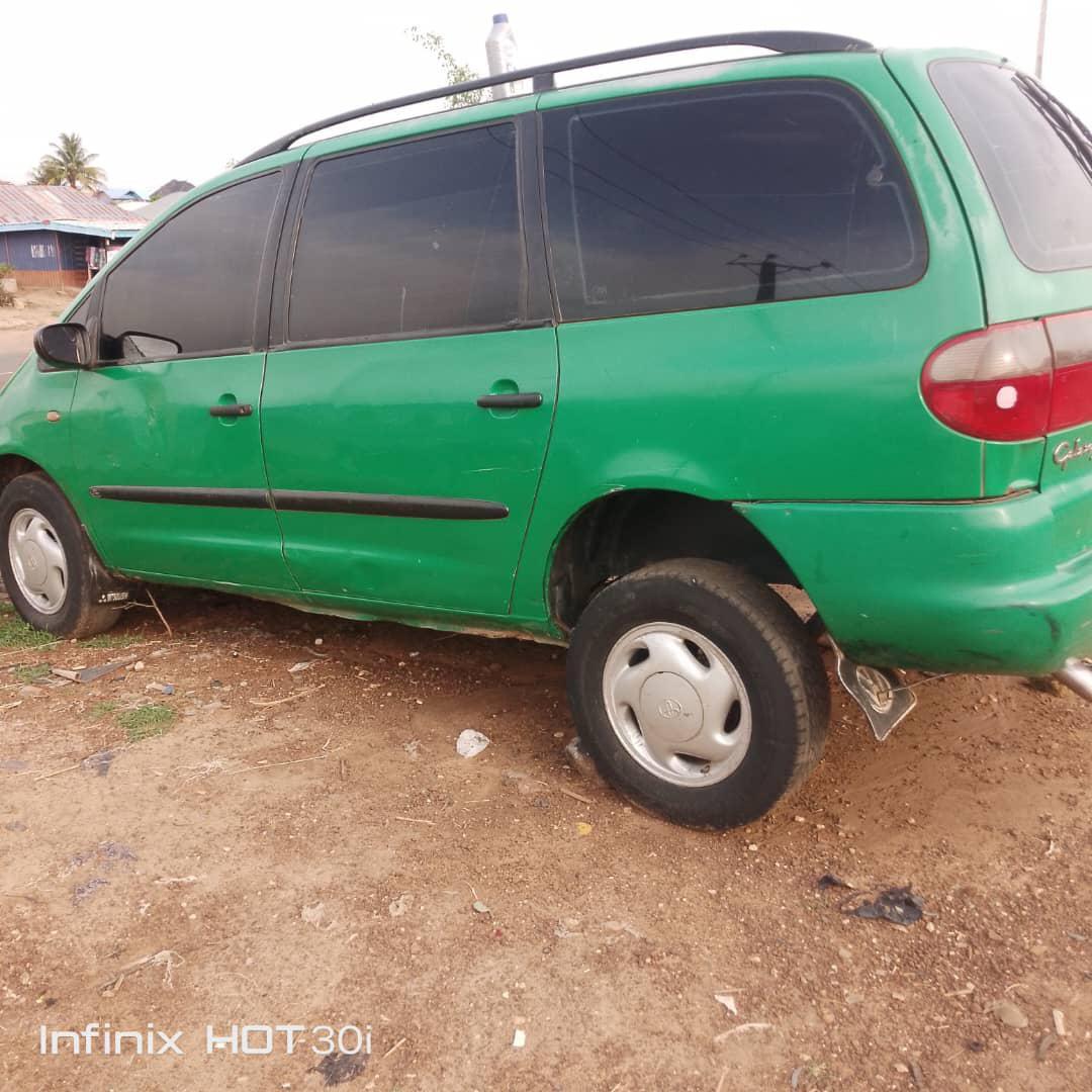 A picture of Ford galaxy