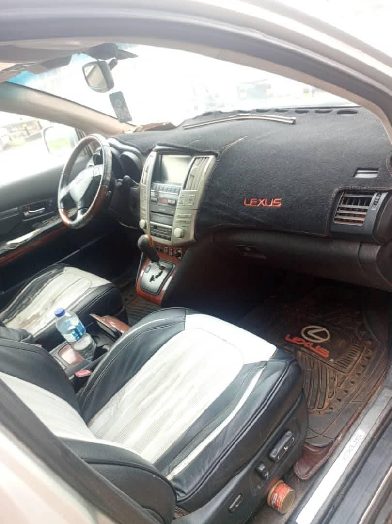 A picture of Lexus Rx330
