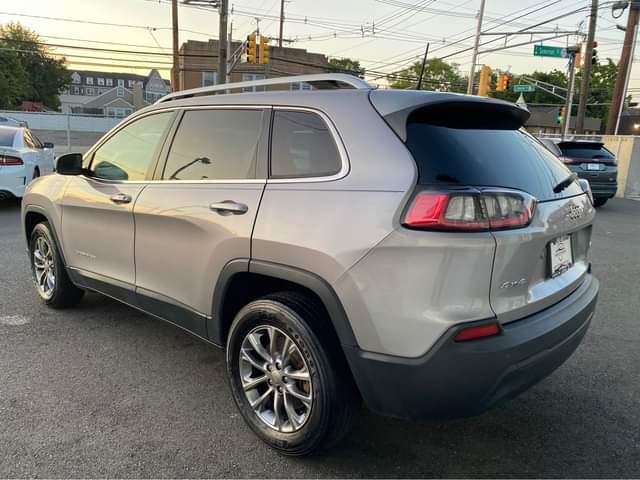 A picture of 2019 Jeep Cherokee 4 4