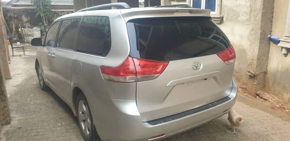 A picture of Toyota Sienna 2010
