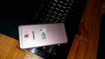 A picture of samsungsamsung c7 pro internal 64gb ram 4 haina kipengele imenyooka