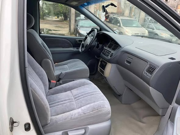 A picture of TOYOTA SIENNA 2002