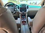 A picture of Distress distress on this super clean 2005 Toyota Highlander