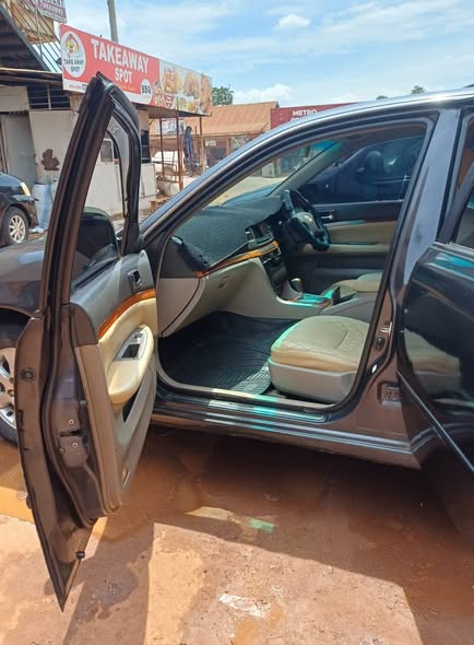 A picture of Toyota mark 11 grande 2000 vvti