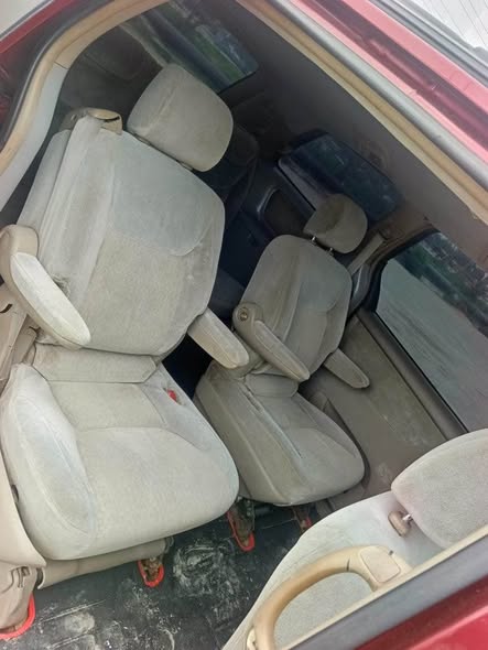 A picture of Toyota sienna 04