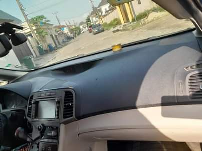 A picture of Model Toyota Venza Year 2010 Features Thumbstart Panoramic roof with