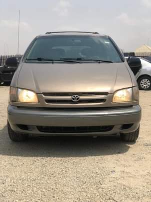 A picture of Toyota sienna 2003