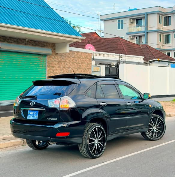 A picture of TOYOTA HARRIER NEW MODEL