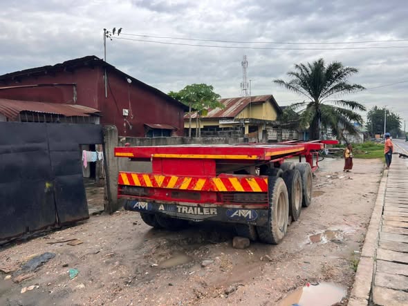 A picture of OFFER OFER SKELETON DOUBLE TYRE TRAILER NI BPW MIL 14