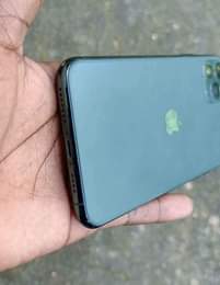A picture of Iphone 11 pro max 256gb LITTLE CRACKED TZS 645 000