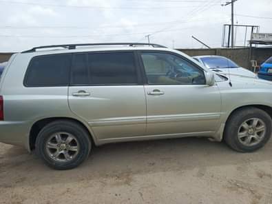 A picture of Toyota highlander 2005 model 4 sale Clean body and interior