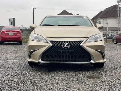 A picture of super sharp ES 350 Lexus 2007 fully upgraded to 2018