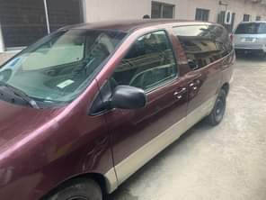 A picture of PRICE SLASH ALERT Belgium grade Toyota sienna 2000 model partly