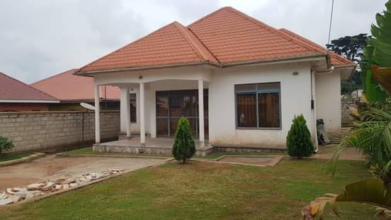 A picture of 3 bedrooms house for sale in Kitende