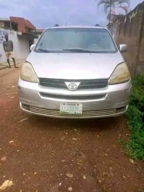 A picture of Toyota sienna 05 complete pure first body engine and gear
