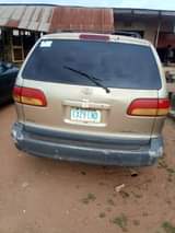A picture of Toyota Sienna 2000 model
