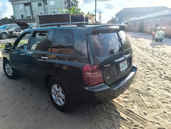 A picture of Toyota Highlander 04 model