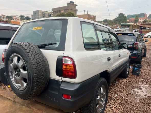 A picture of Rav4 2000 for sale 19millions call 0755622807