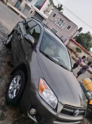 A picture of 2009 toyota rav4 Buy and drive Engine and gear is