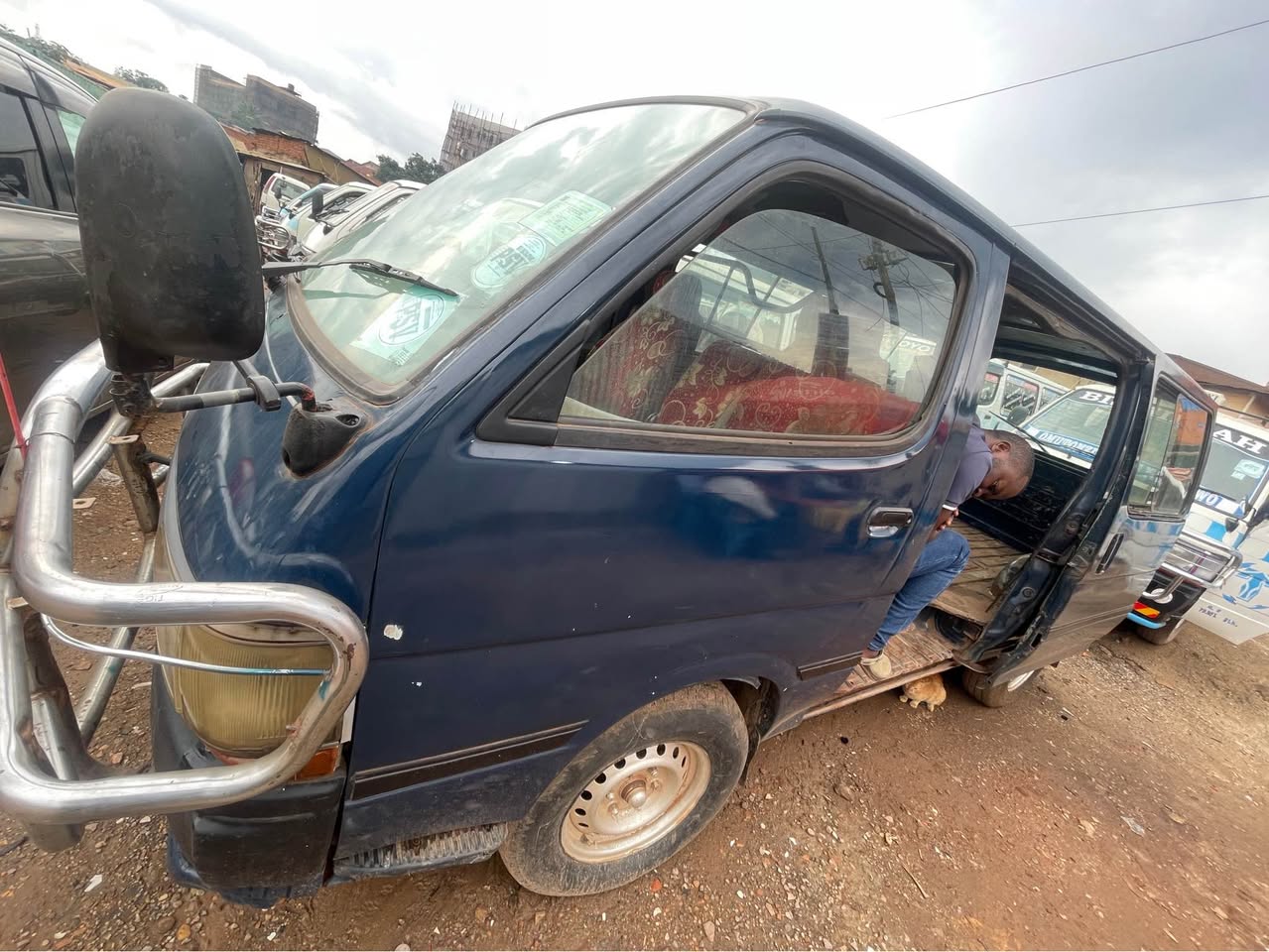 A picture of Kigege minivan cargo toyota hiace van