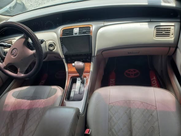 A picture of 2005 Toyota avalon xle