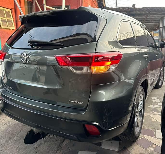 A picture of 2014 Toyota Highlander LIMITED registered thumbstart 3 rows of seats