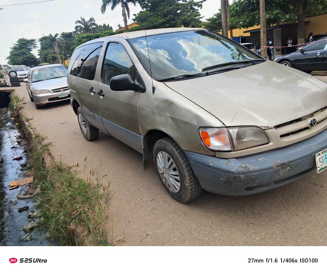 A picture of Toyota sienna