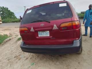 A picture of TOYOTA SIENNA 98 99 MODEL FIRST BODY