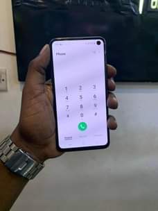 A picture of Samsung s10e 128gb ram 8gb 0692853914 bei 310 000 Finger