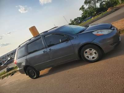A picture of Toyota sienna