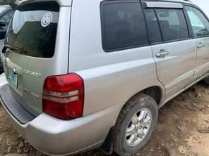 A picture of 2004 model highlander pure first body with a very sound