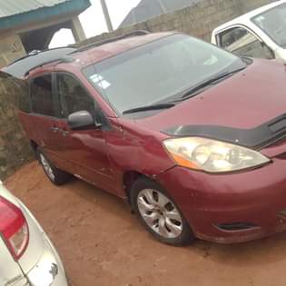 A picture of Toyota Sienna 06