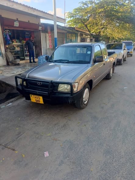 A picture of Hilux old Bei ni 19 5m 0653 323677