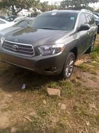A picture of Neatly Used First Body Toyota Highlander 2009 Model Limited Engine