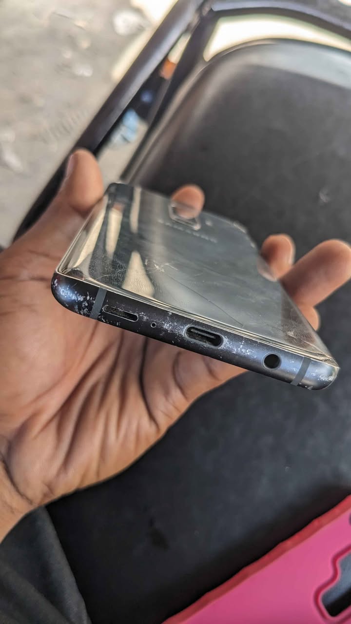 A picture of Samsung S9 kipengele clak tu GB 64 RAM 6 CAMERA