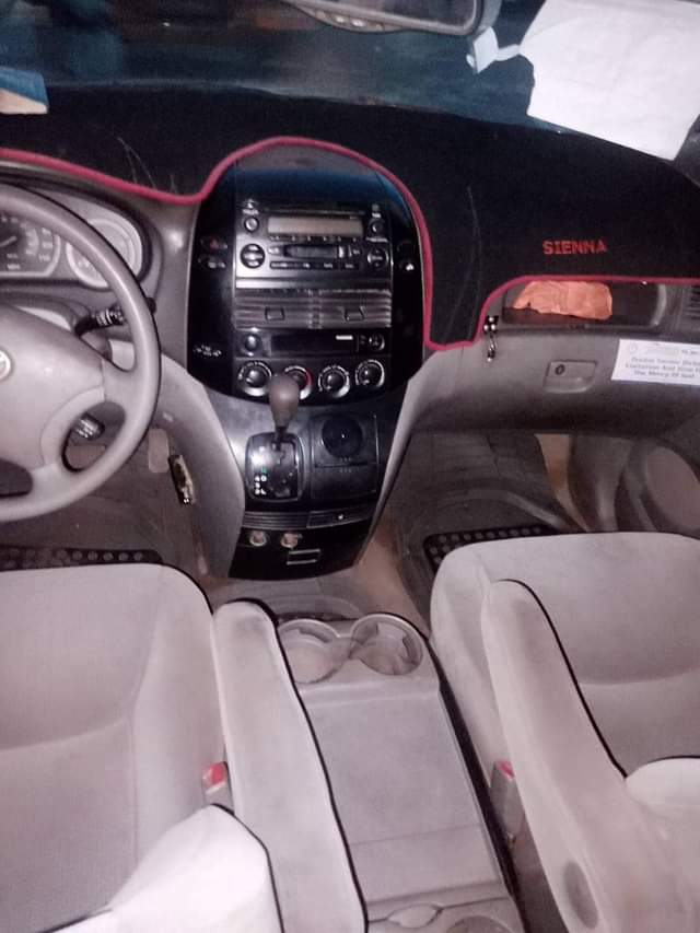 A picture of 2005 Toyota Sienna Le