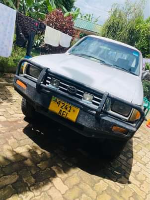 A picture of Toyota hilux Diesel 3L Gearbox excellent Engine excellent Karibu sana0782947780