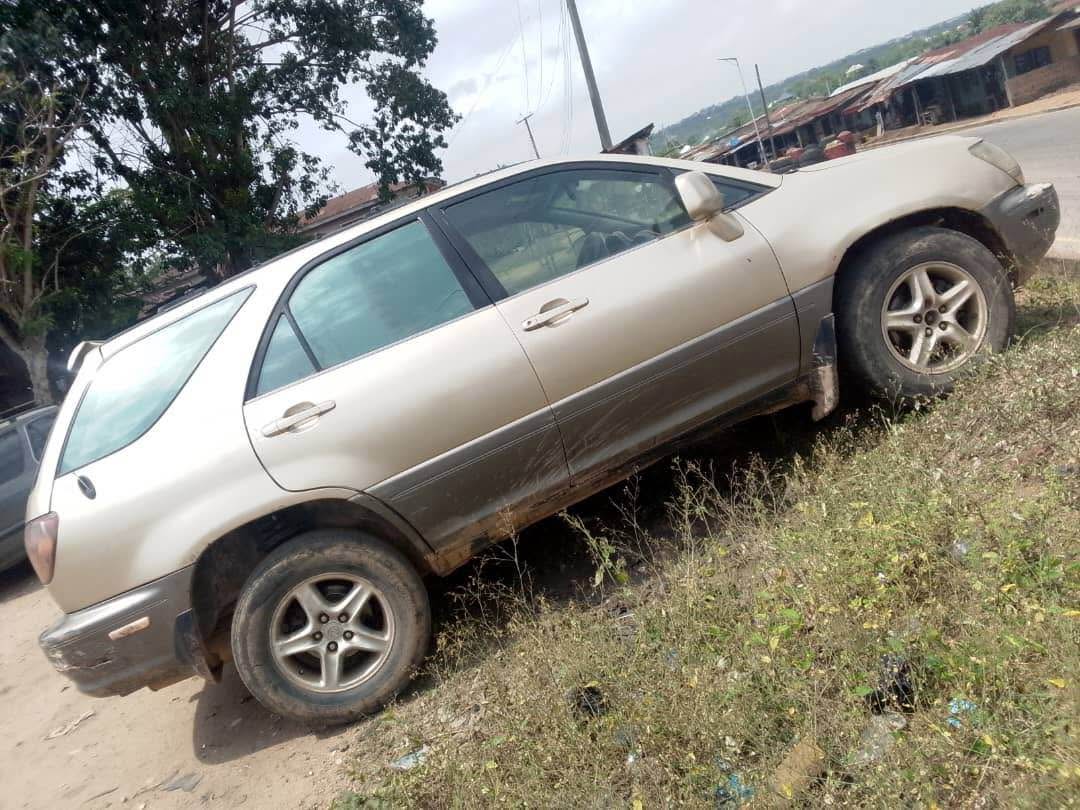 A picture of Lexus Rx300 everything is working perfectly 2.5m