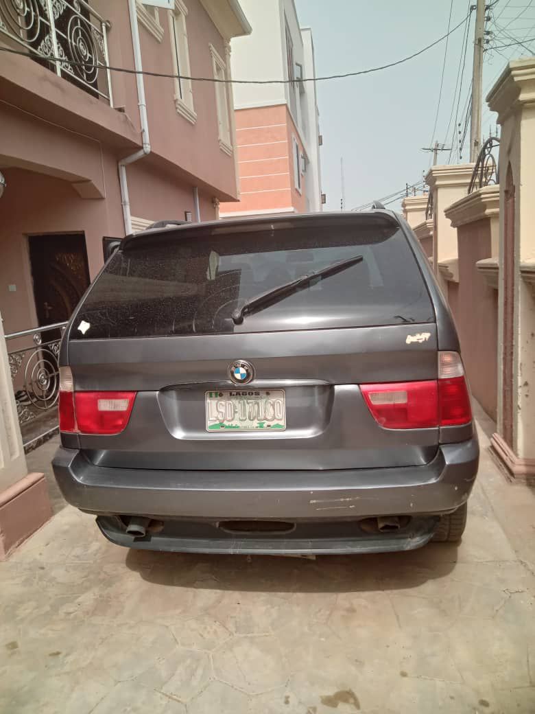 A picture of X5 BMW SUV CAR