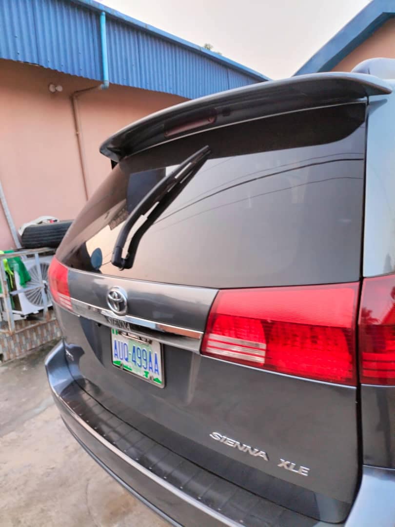 A picture of Sound 2005 Toyota sienna