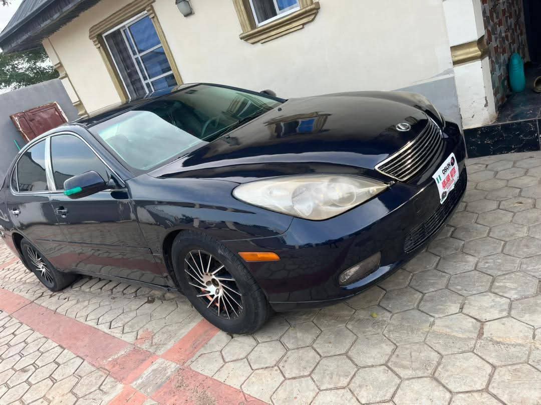 A picture of Lexus ES300...