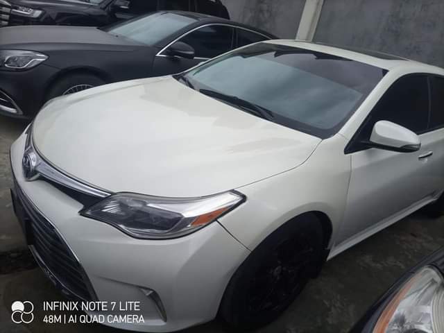 A picture of Toyota Avalon 2013