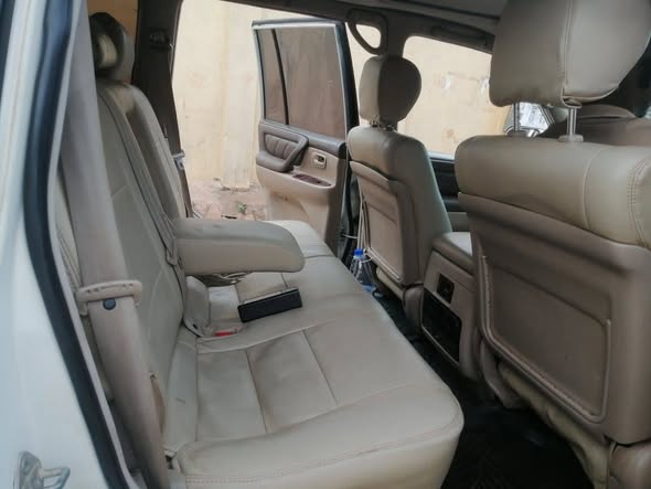 A picture of landcruiser v8