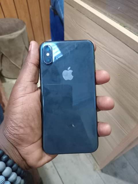 A picture of Mwenye 270 000 ya fasta kuna I phone X GB64